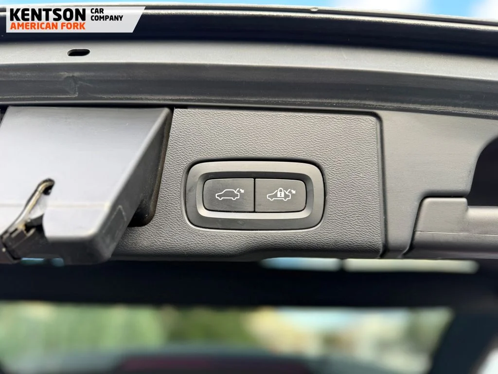 Used 2019 Gray Volvo T6 Momentum image 33