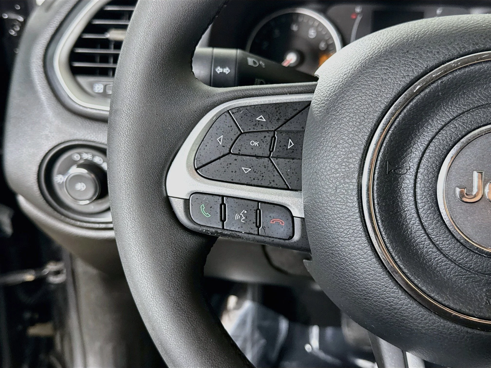 Used 2018 Black Jeep Latitude image 10