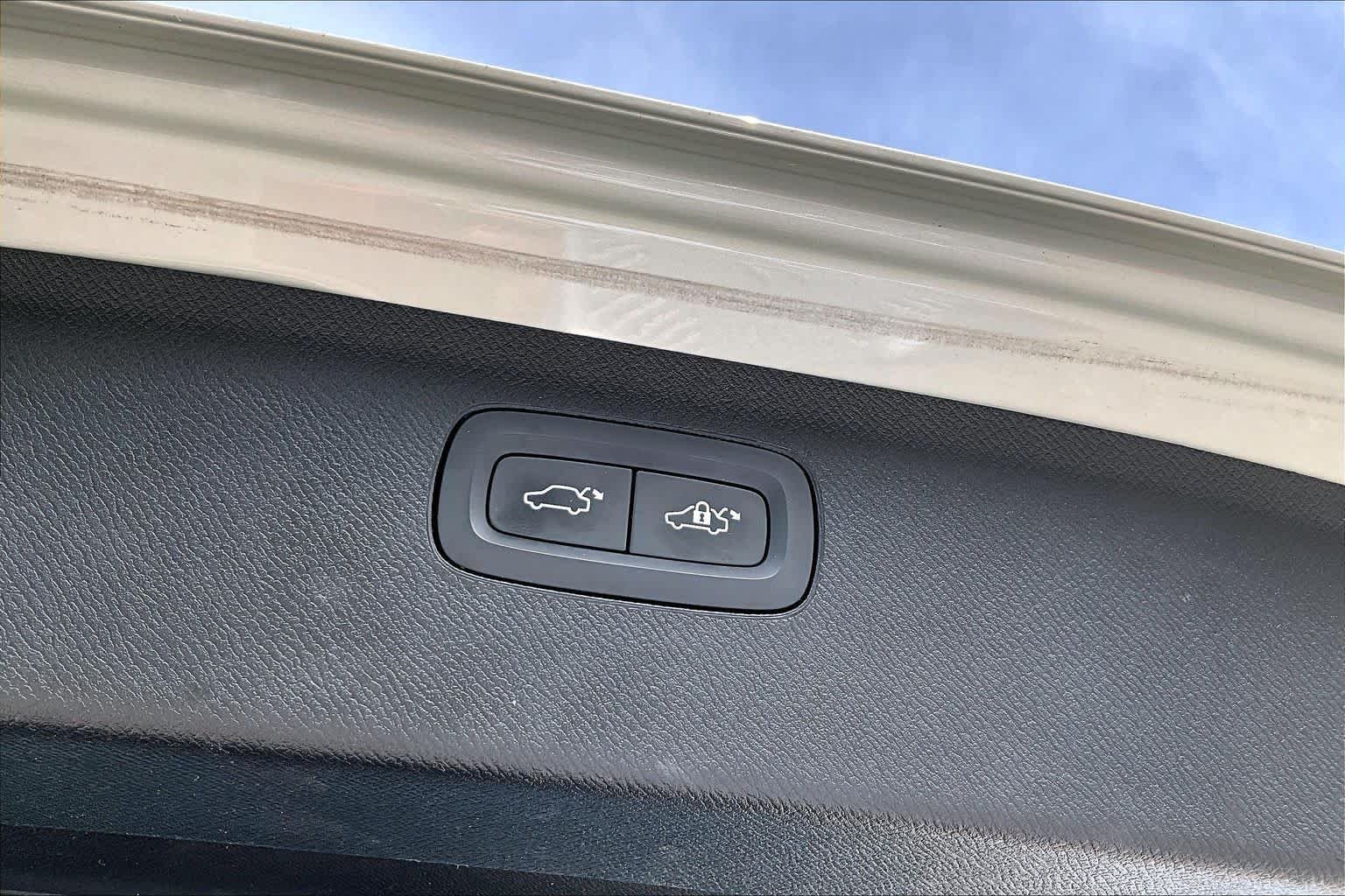 Used 2022 GOLD Volvo Inscription image 33