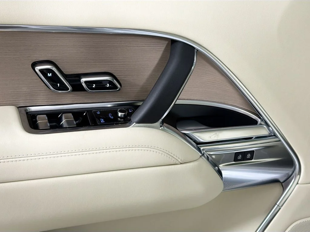 New 2026 Ostuni Pearl White Land Rover SE image 18