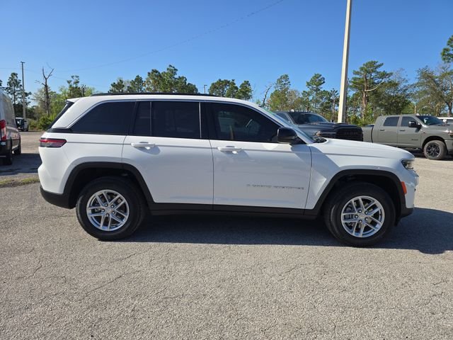 New 2026 Bright White Clear-Coat Exterior Paint Jeep Laredo X image 3