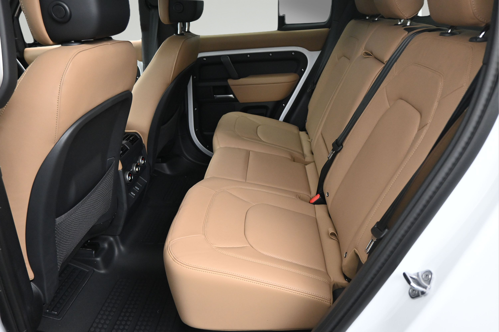New 2026 White Land Rover X-Dynamic SE image 6