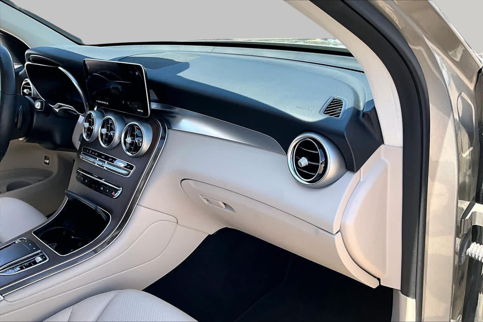 Used 2022 Mojave Silver Metallic Mercedes-Benz GLC 300 image 16