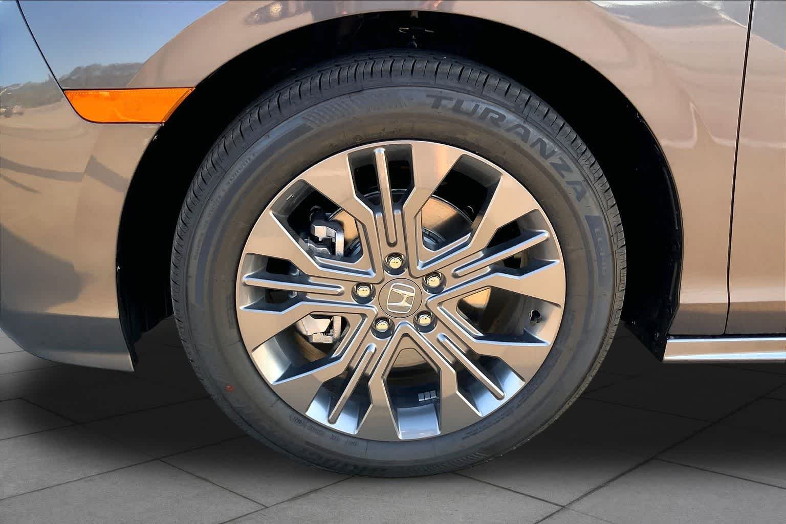 New 2027 Modern Steel Metallic Honda Touring image 12
