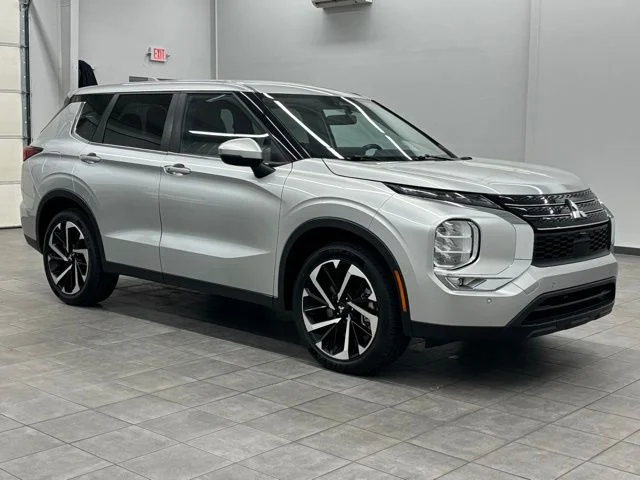 2024 Mitsubishi Outlander SE 2WD's photo