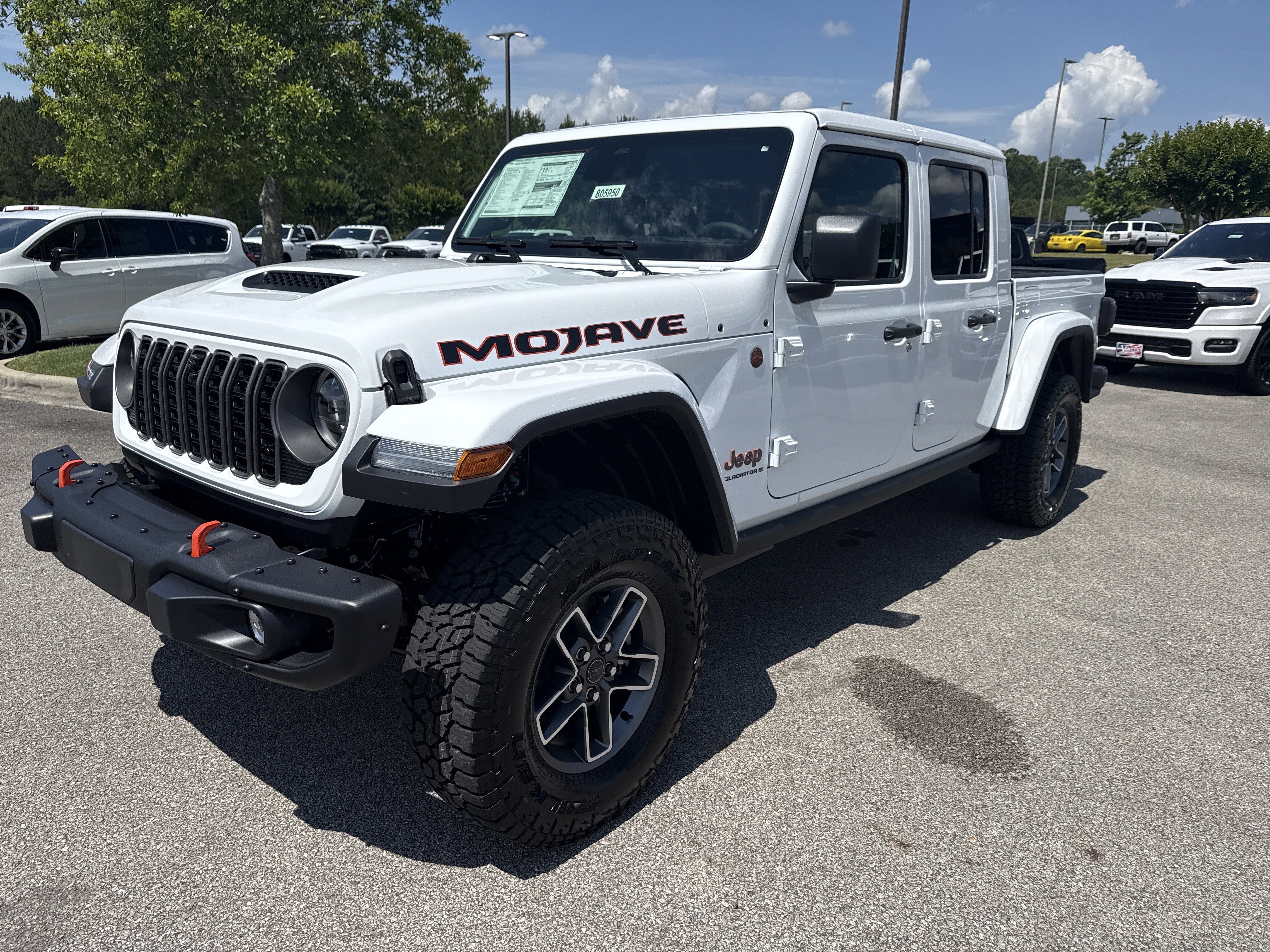 New 2026 Bright White Clear-Coat Exterior Paint Jeep Mojave X image 3