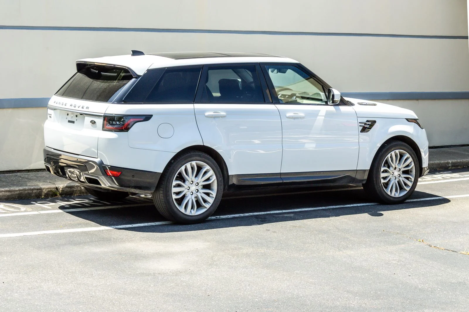 Used 2019 White Land Rover HSE image 8