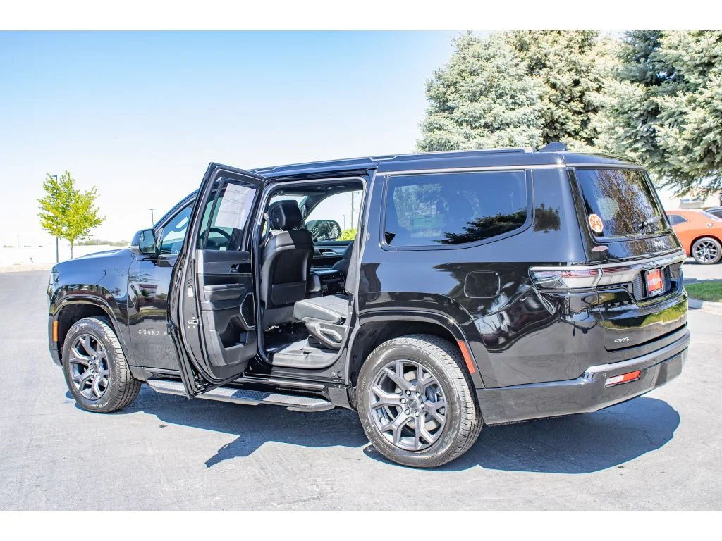 New 2026 HIGH GLOSS BLACK Jeep Limited Altitude image 19