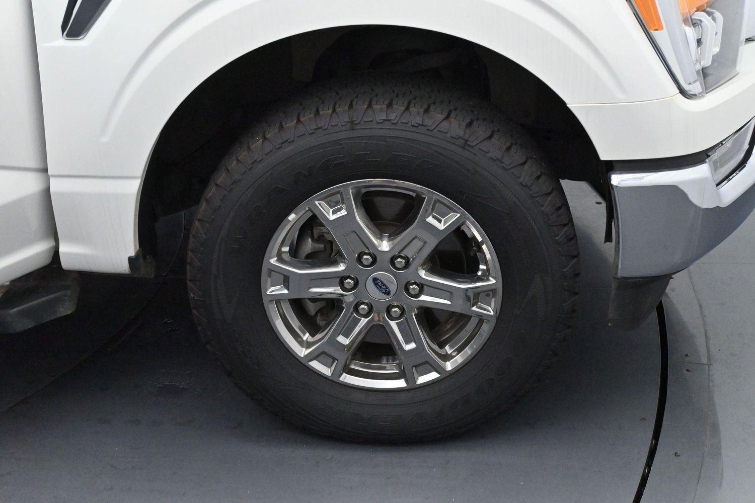 Used 2023  Ford LARIAT image 34
