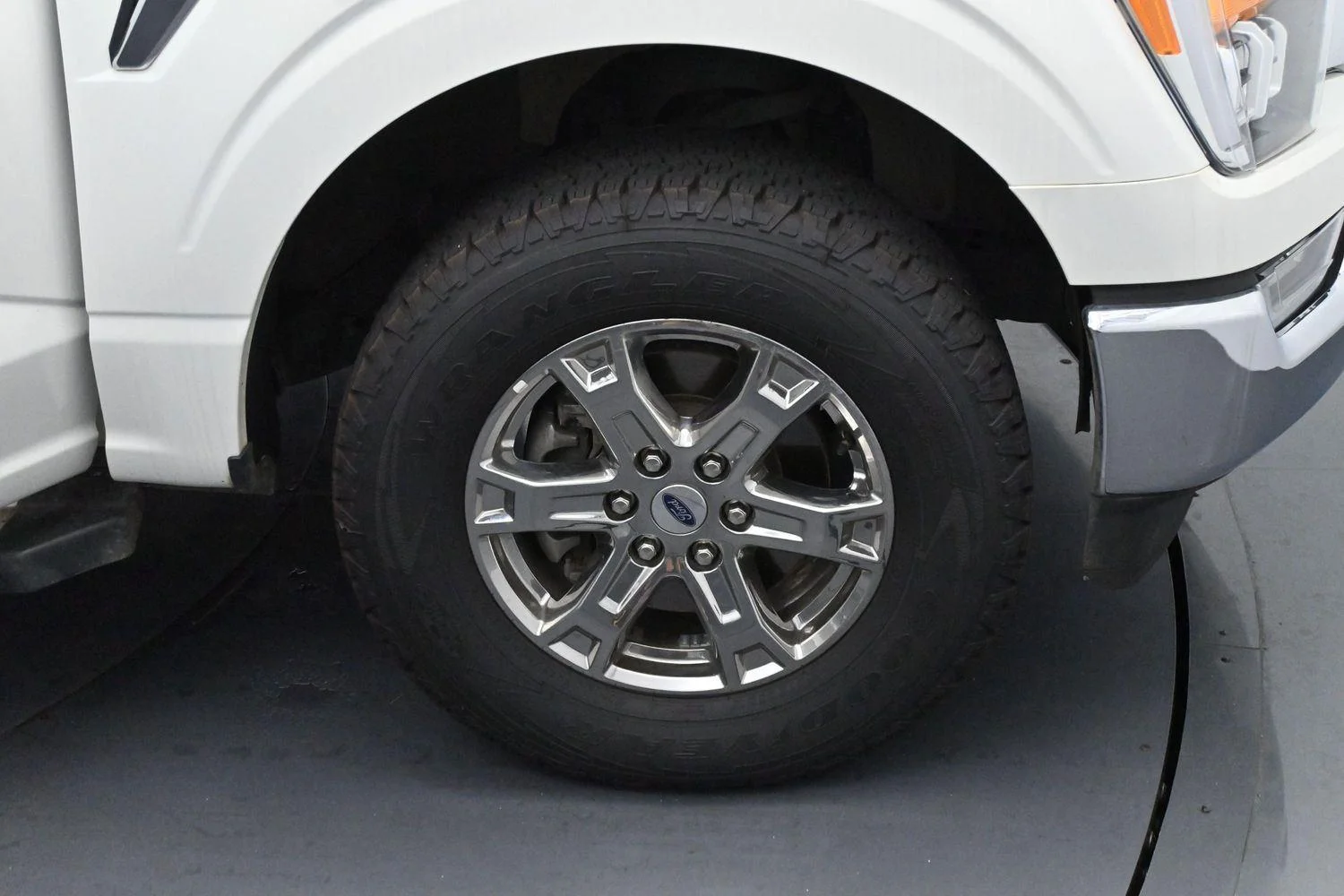 Used 2023  Ford LARIAT image 34