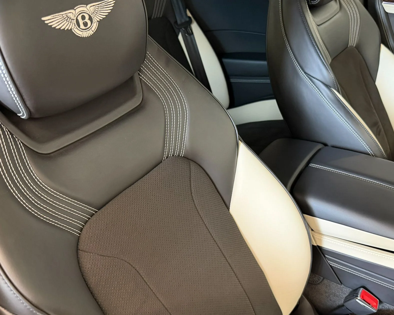 Used 2023 White Bentley V8 S image 35