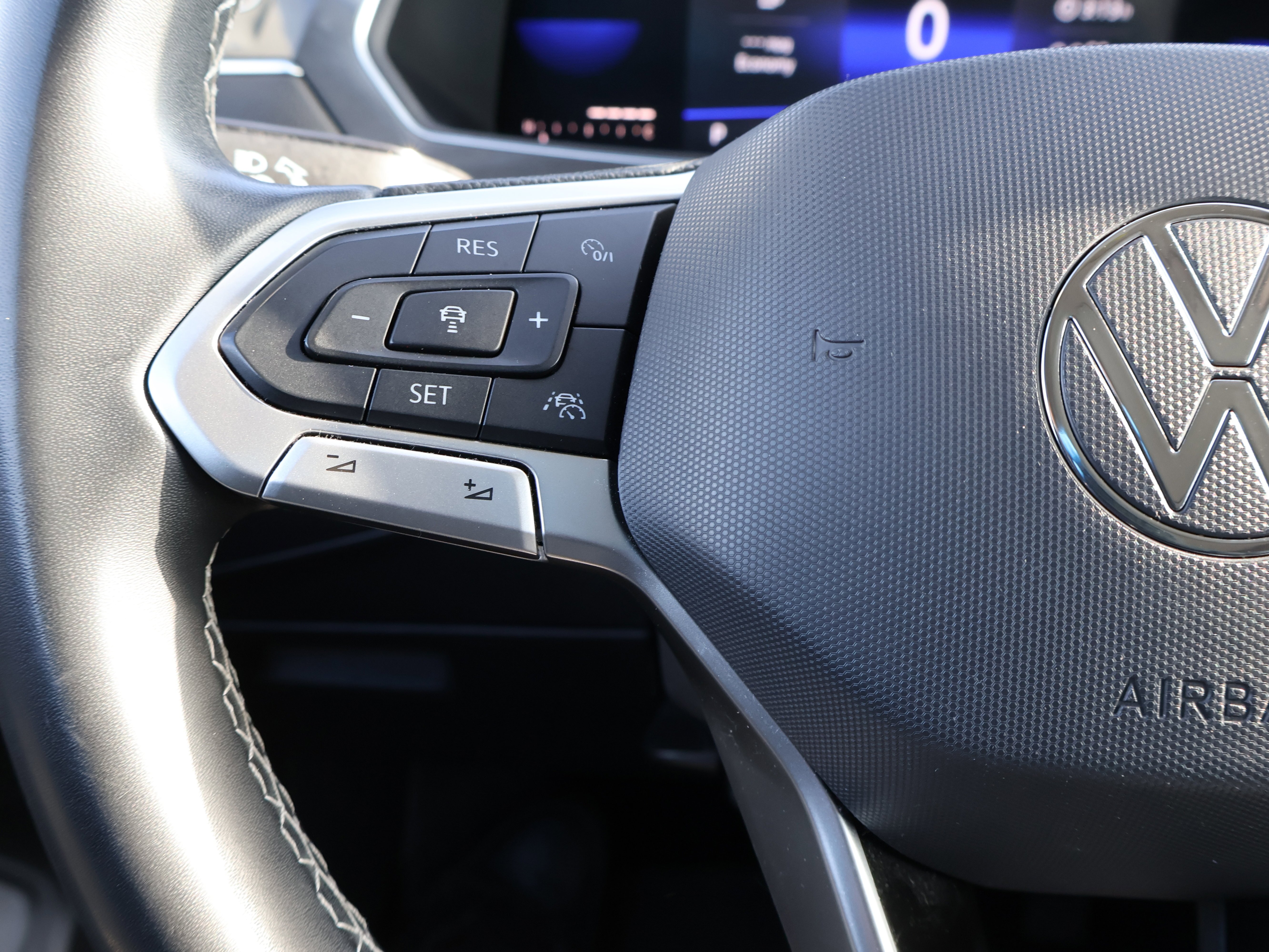 2022 Volkswagen Tiguan SE - Photo 34