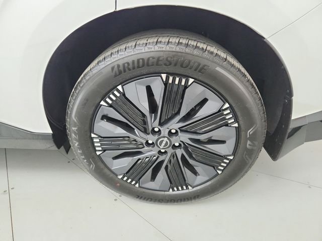 Used 2025 White Nissan Platinum image 47