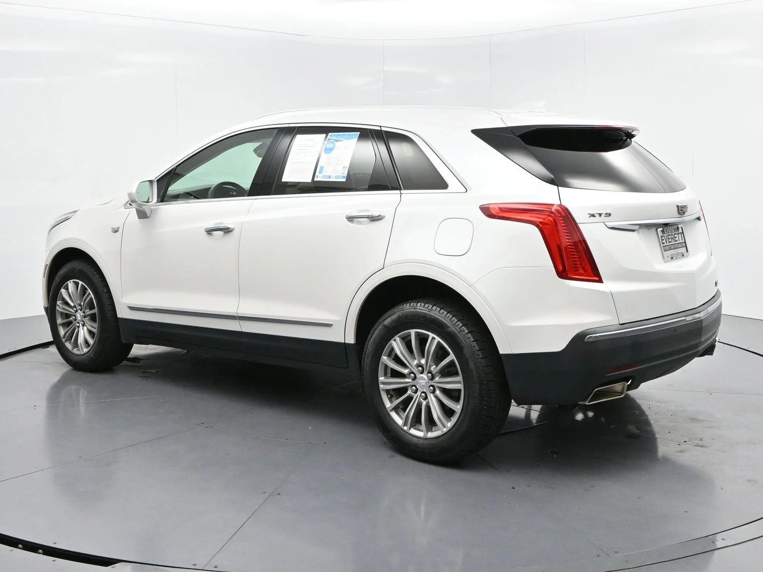 Used 2017 CRYSTAL WHITE TRICOAT Cadillac Luxury FWD image 5