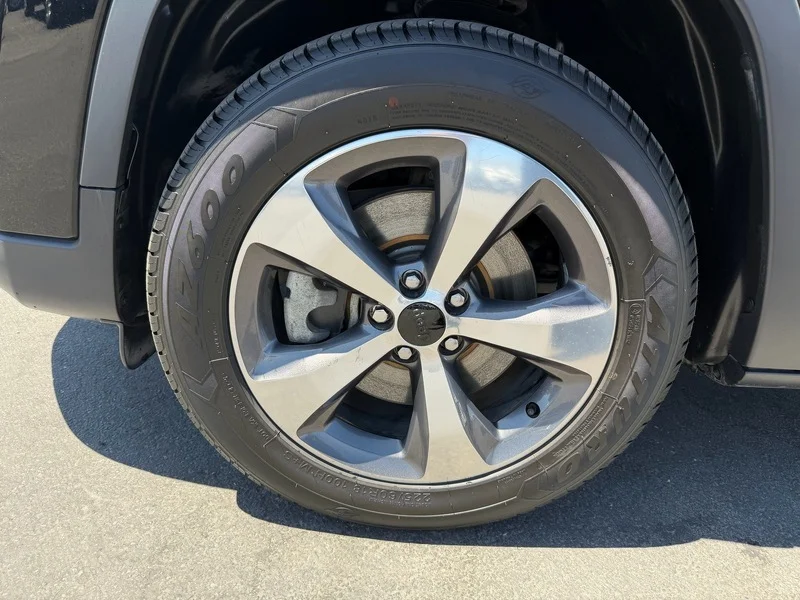 Used 2019 Diamond Black Cry Jeep Limited image 28