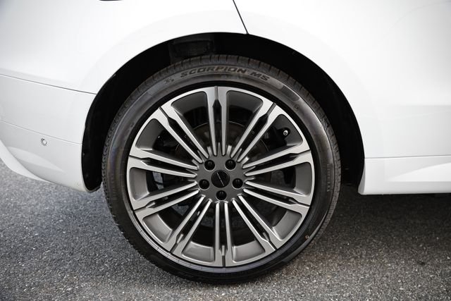 New 2026 Fuji White Land Rover Dynamic SE image 13