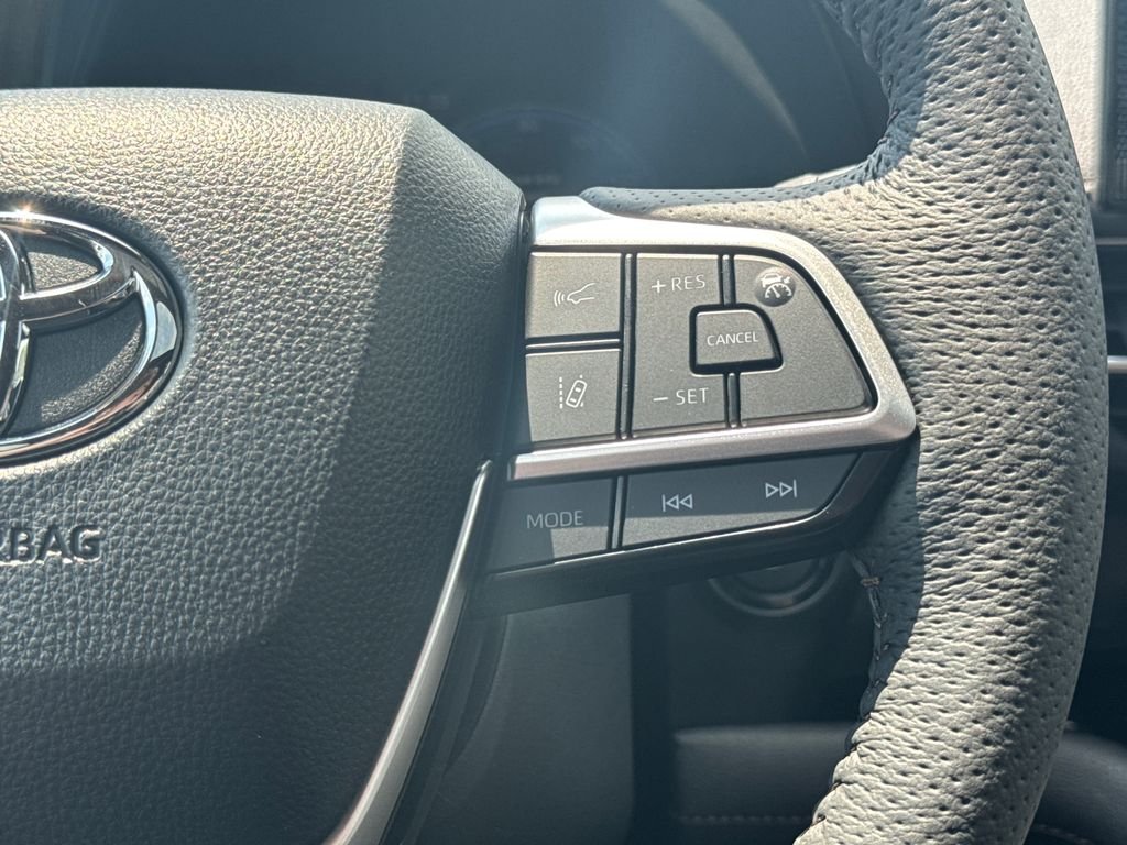 New 2026 Wind Chill Pearl Toyota Platinum image 28
