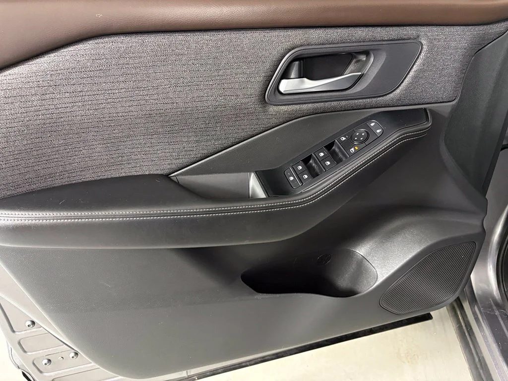 Used 2022 Gray Nissan SV image 14