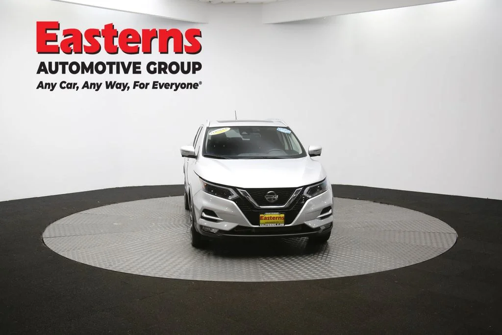 Used 2022 Silver Nissan SL image 51