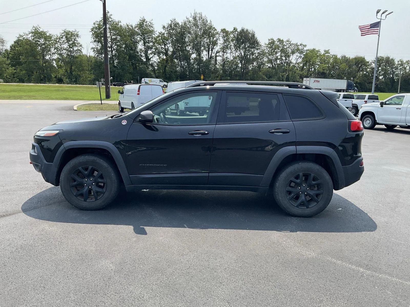 Used 2016 Brilliant Black Crystal Pearlcoat Jeep Trailhawk image 4