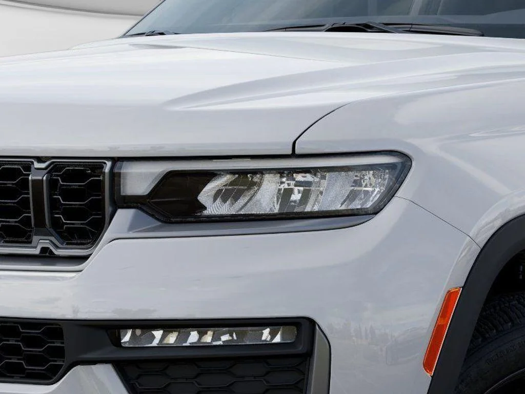 New 2026 Bright White Clear-Coat Exterior Paint Jeep Limited image 10