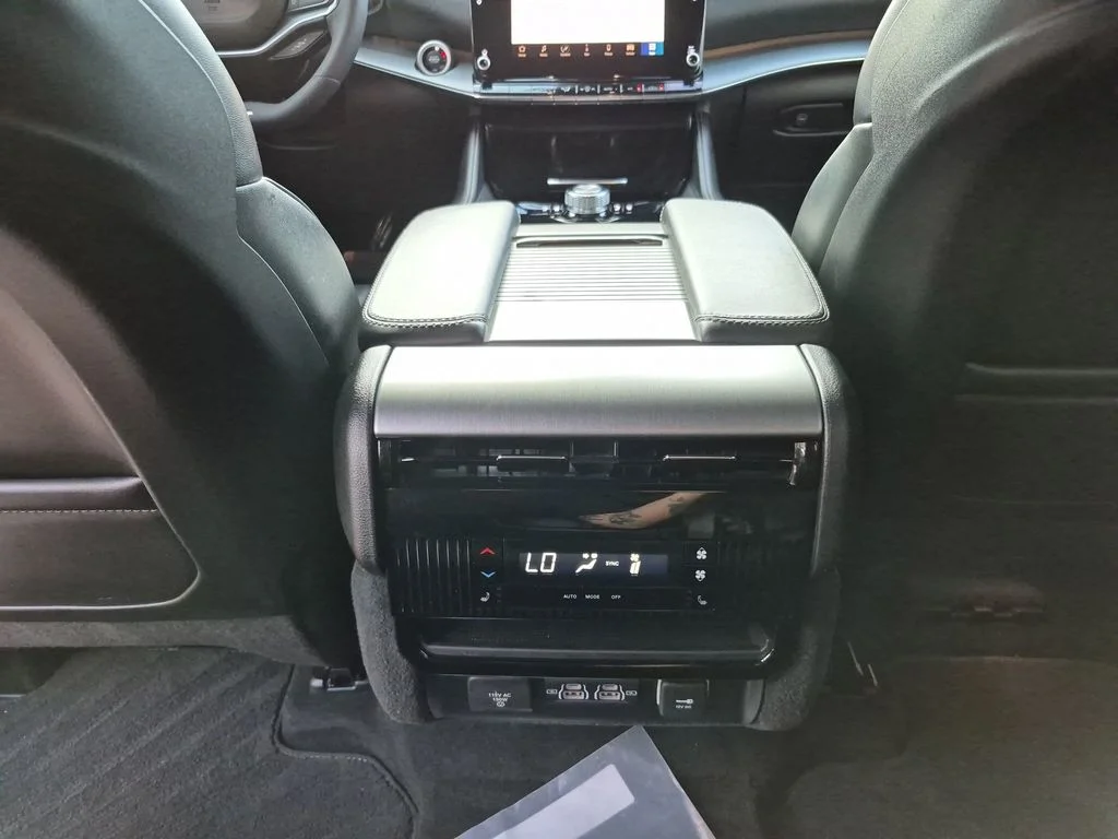 Used 2023 White Jeep Base image 33