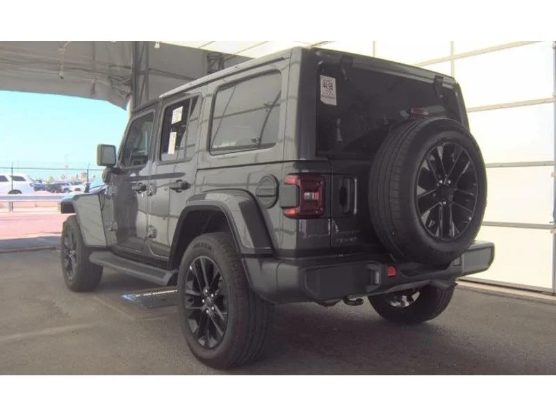 Used 2025 Granite Crystal Clearcoat Metallic Jeep Sahara image 4