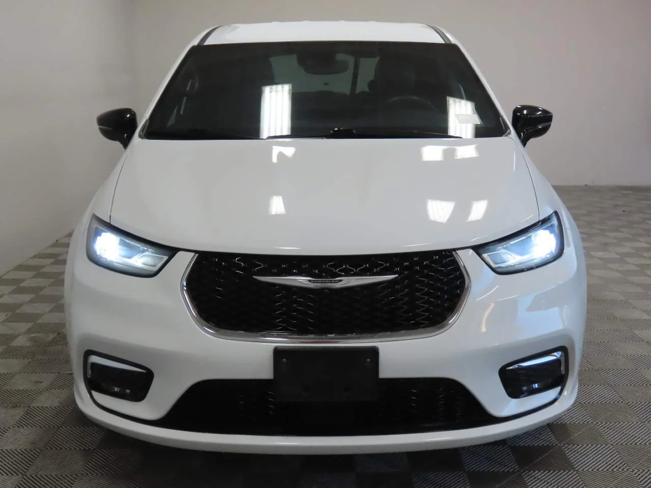 Used 2025 Bright White Clear Coat Chrysler Select image 2