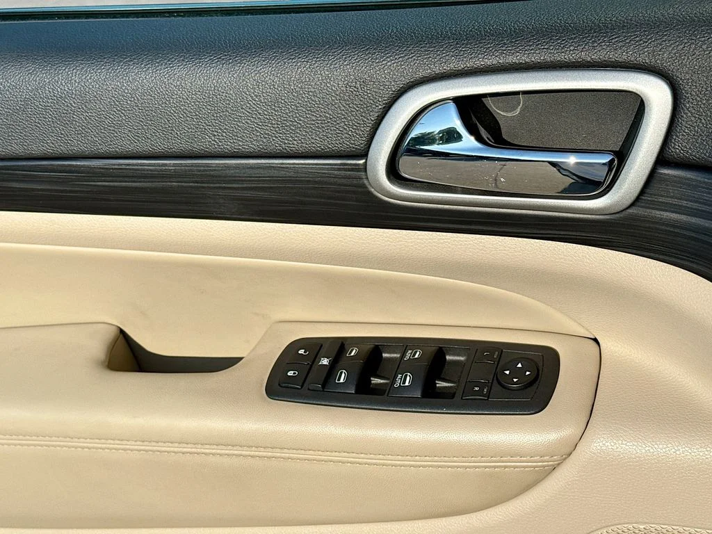 Used 2022 Bright White Clearcoat Jeep Laredo E image 18