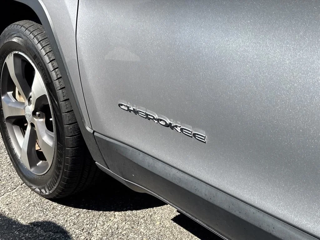 Used 2022 Silver Jeep Limited image 19