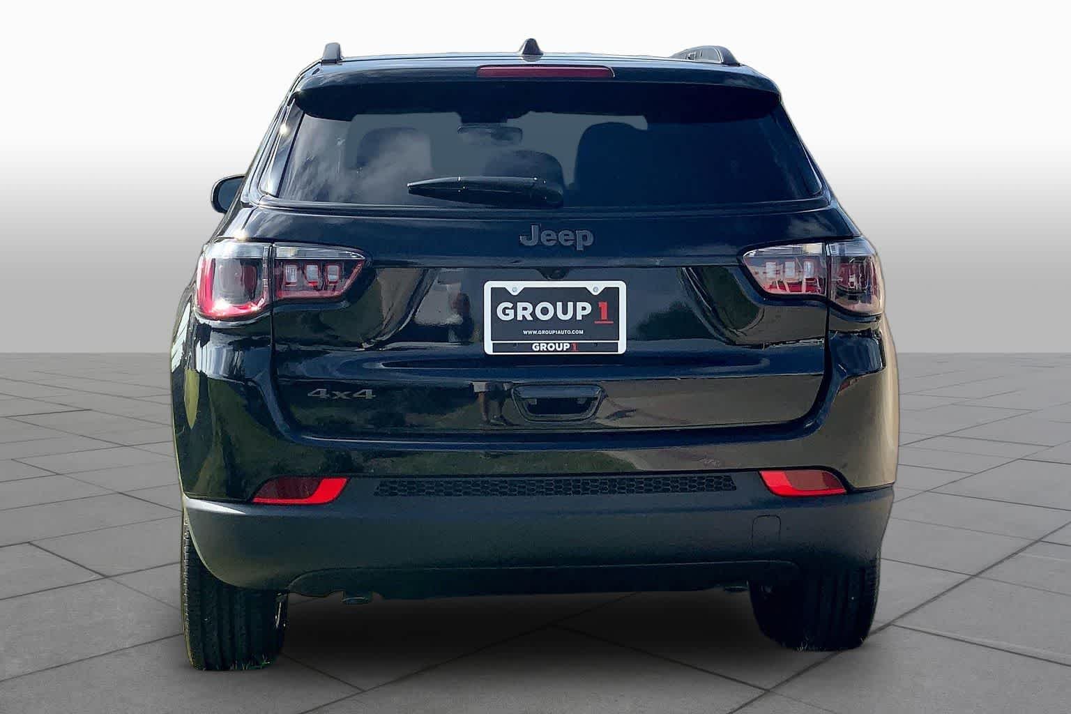 New 2026 Diamond Black Crystal Pearl-Coat Exterior Paint Jeep Latitude image 4