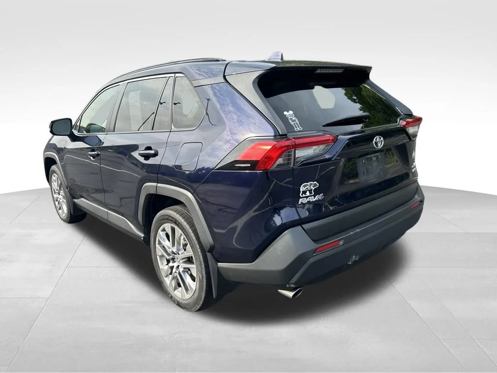 Used 2020 Blue Toyota XLE Premium image 3