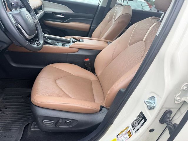 Used 2024 White Toyota  image 11