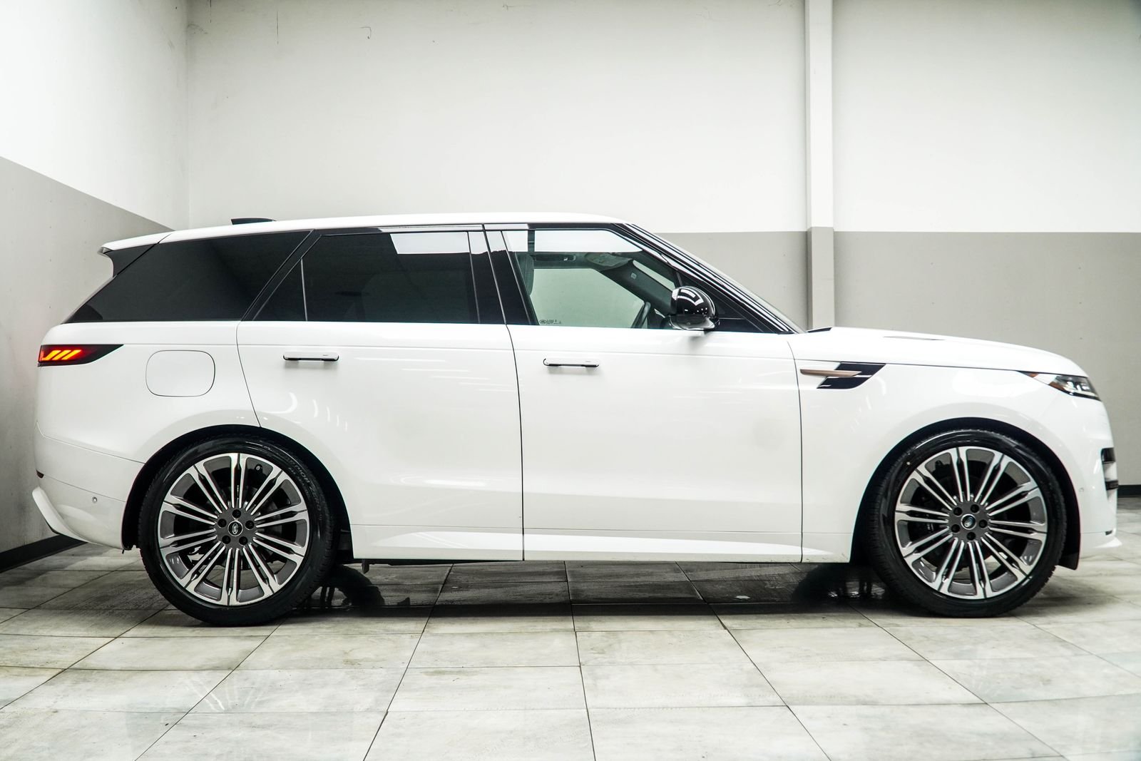 Used 2024 White Land Rover Dynamic SE image 7