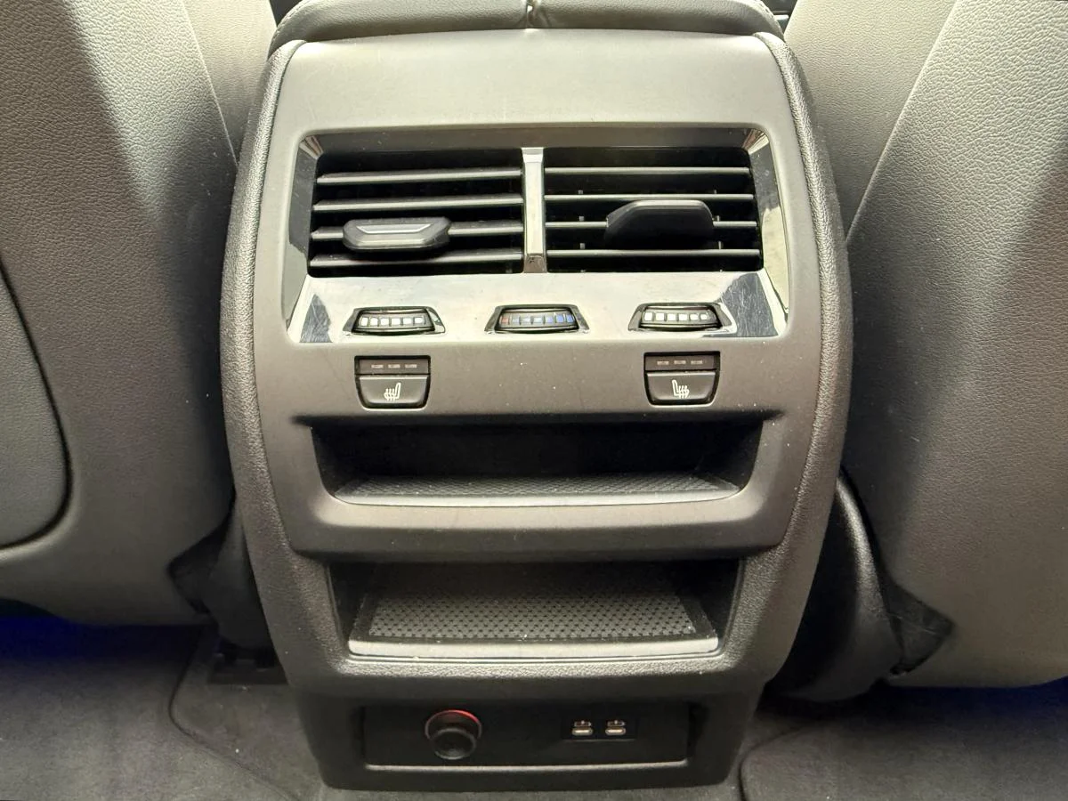 Used 2024 White BMW xDrive40i Sports Activity Vehicle image 21