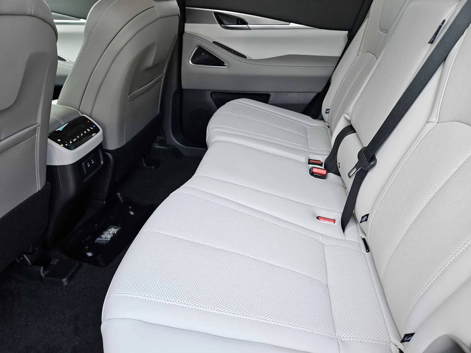 New 2027 RADIANT WHITE INFINITI Luxe FWD image 21