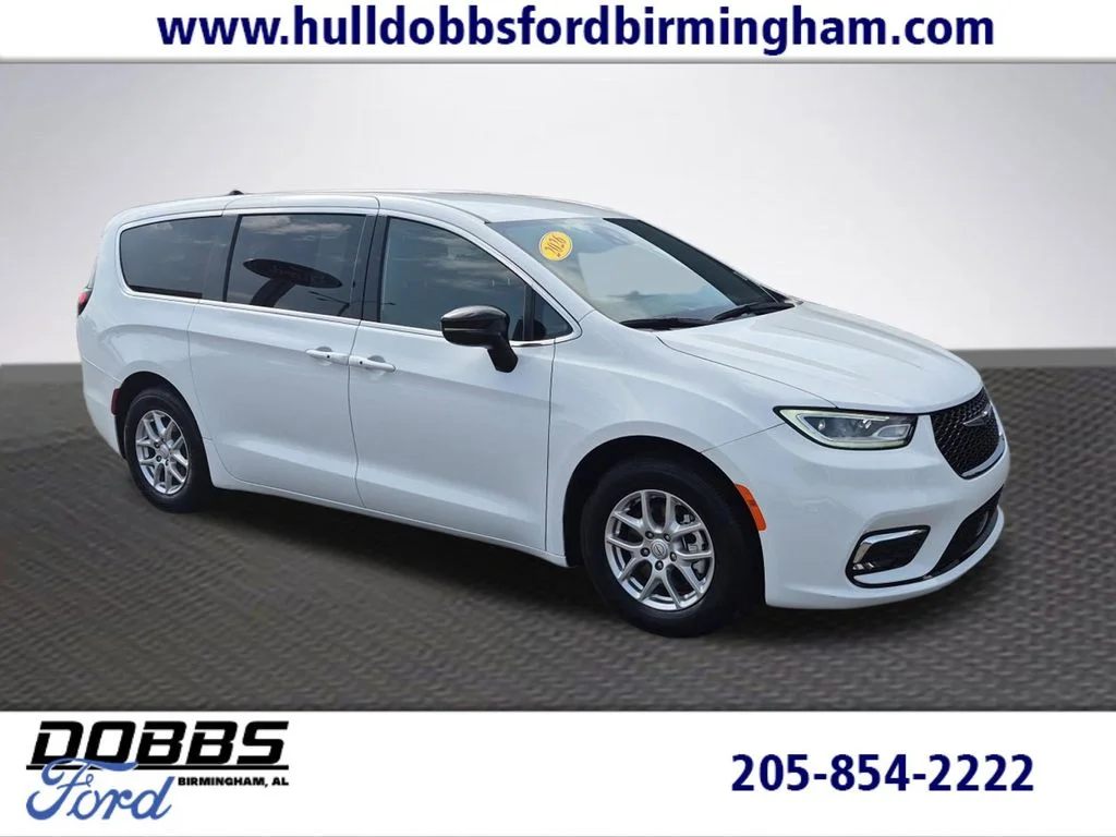 2026 Chrysler Pacifica Select's photo