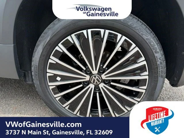 Certified Used 2025 Pyrite Silver Metallic Volkswagen SE image 29