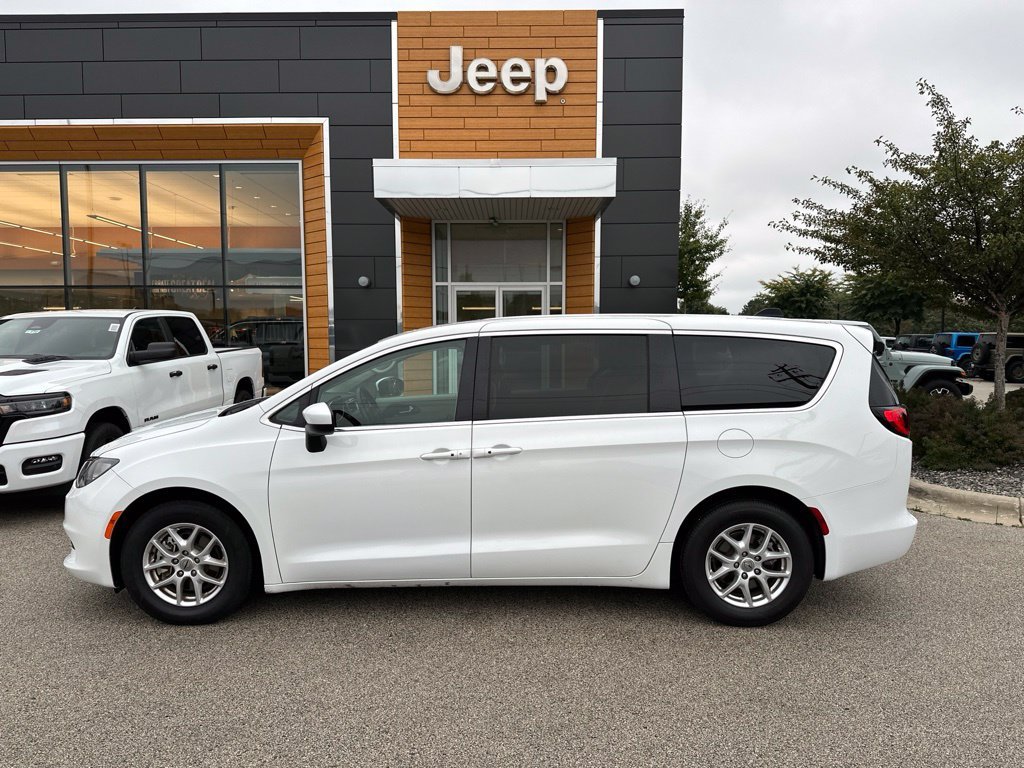 Used 2022 White Chrysler LX image 36