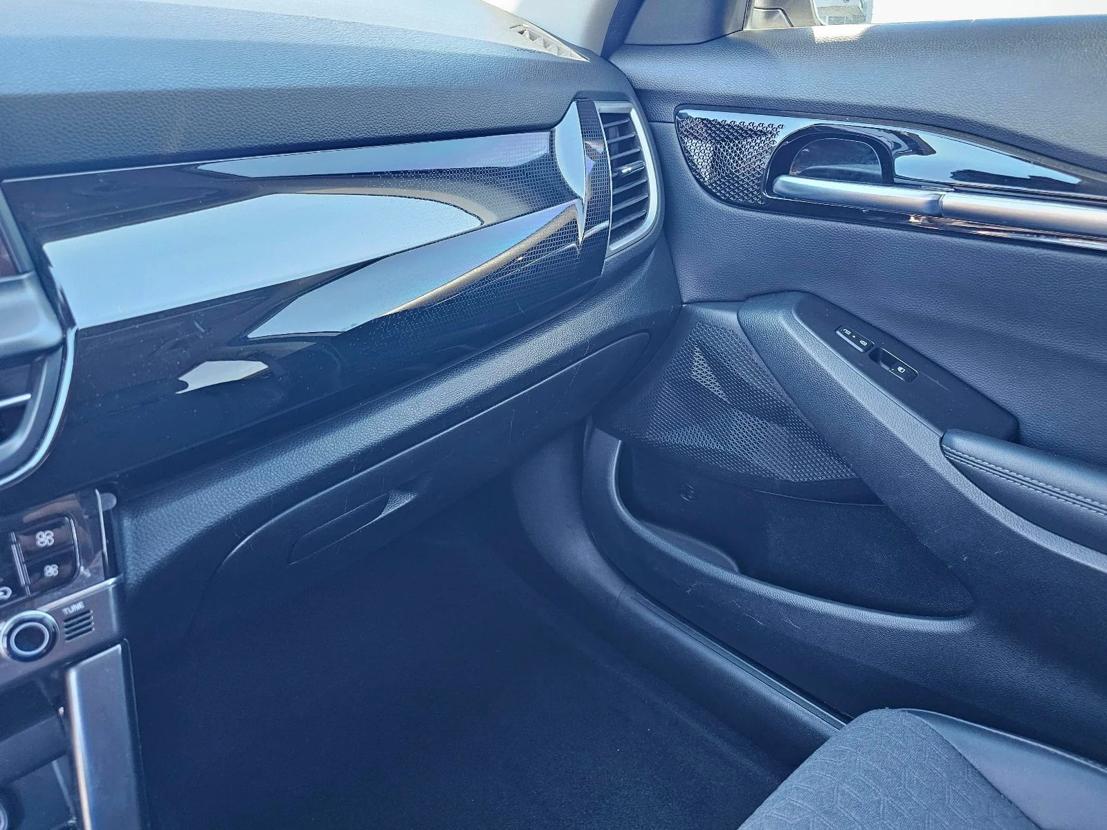 Used 2024 Clear White/Black Roof Kia S image 26