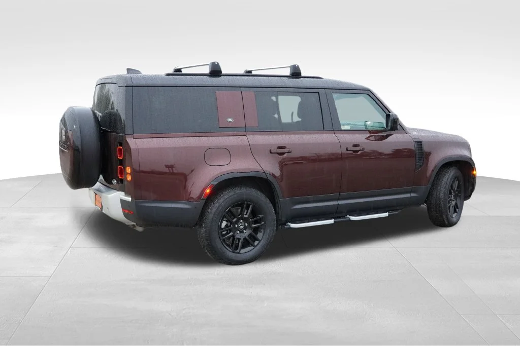 Used 2023  Land Rover SE image 4