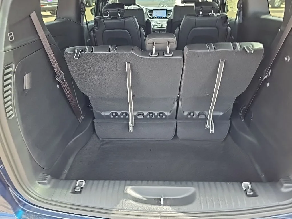 2025 Chrysler Pacifica Select - Photo 26