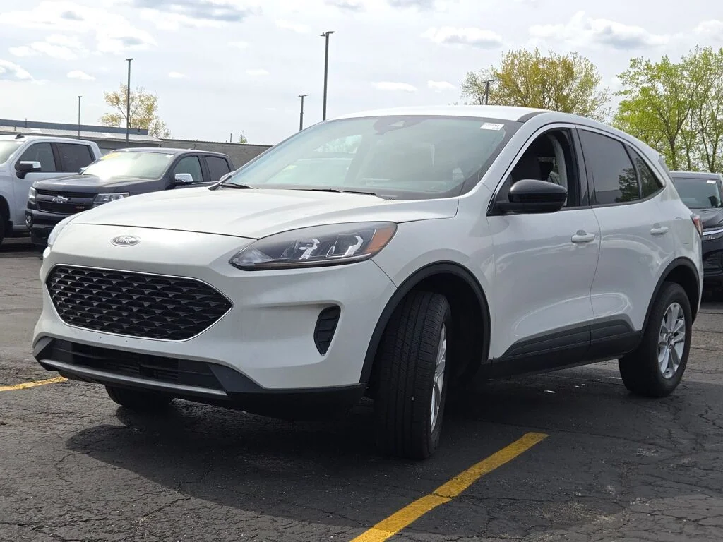 Used 2022 White Ford SE image 5