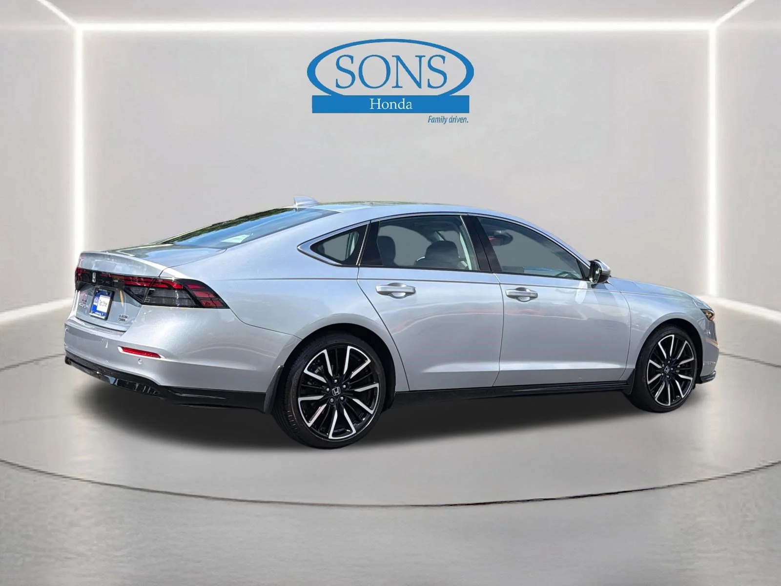 Certified Used 2025 Solar Silver Metallic Honda Touring image 25