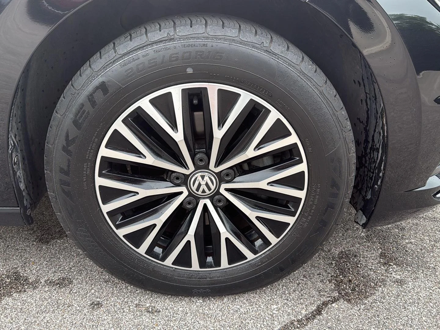 Used 2019  Volkswagen SE image 14