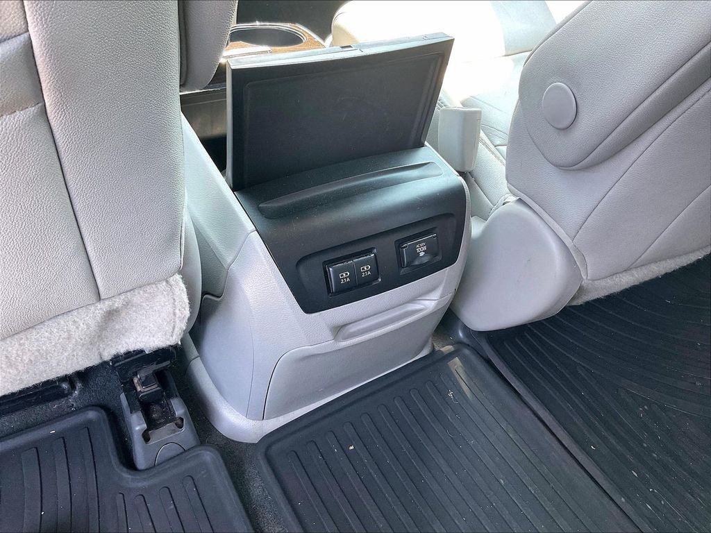 Used 2018 Beige Toyota XLE Premium image 29