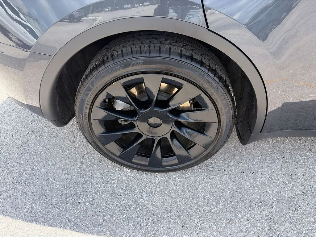 2024 Tesla Model Y Long Range - Photo 35