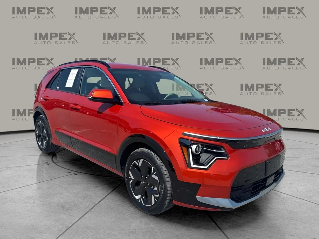 Used 2023 Red Kia Wind image 7