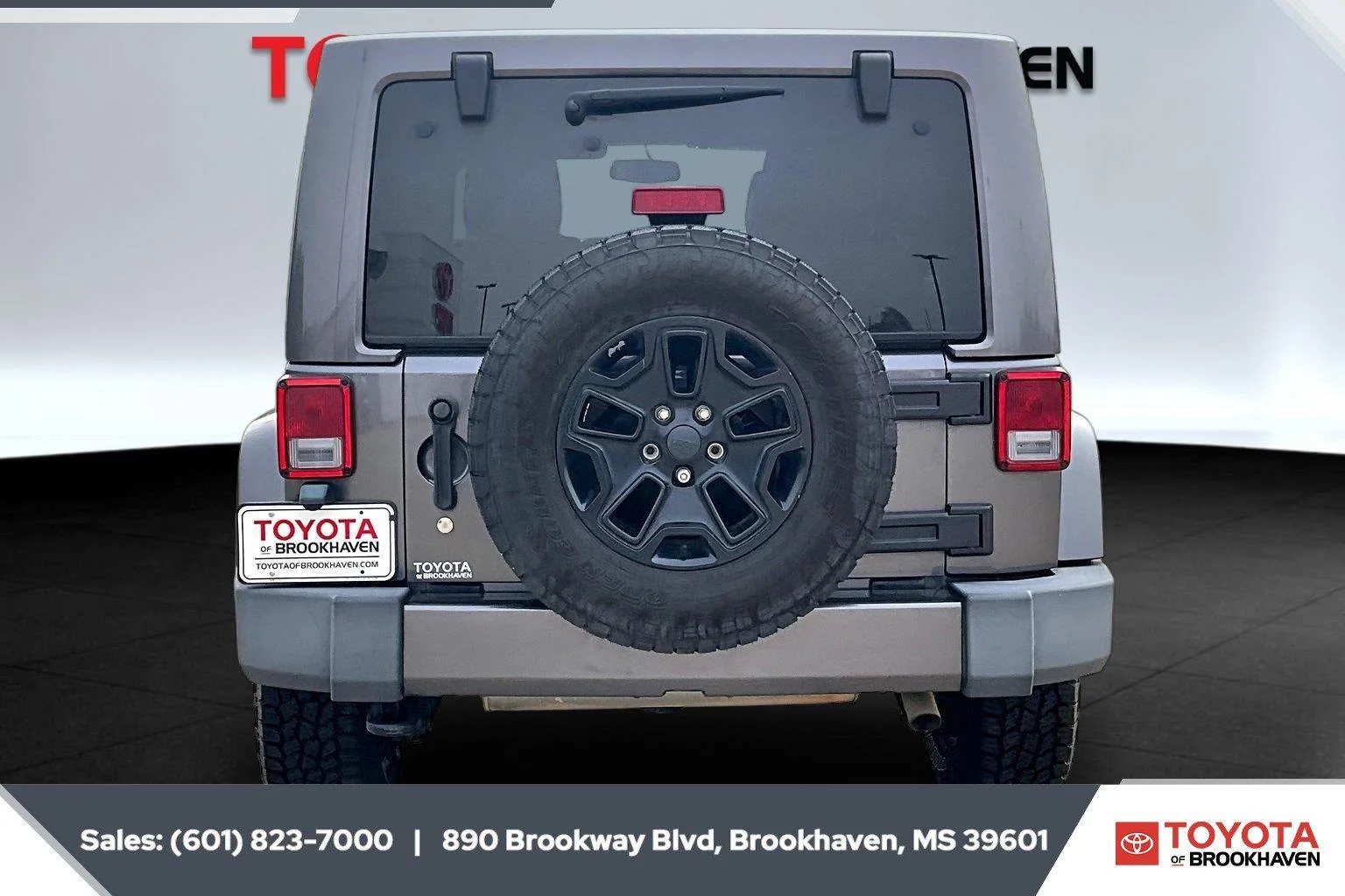 Used 2016 Granite Crystal Metallic Clearcoat Jeep Sahara image 4