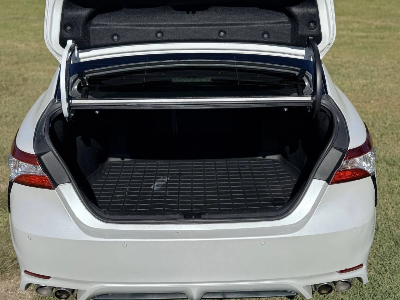 Used 2018 White Toyota XSE V6 4dr Sedan image 9